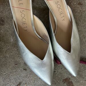 Sole society mule silver genuine leather kitten heel w9